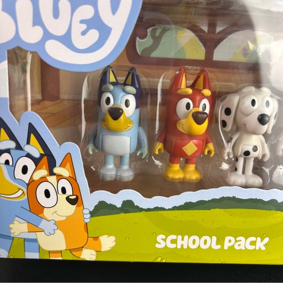 Bluey School Pack Figure Set 4-Pack includes Bluey, Rusty, Chloe, Calypso - Picture 3 of 11